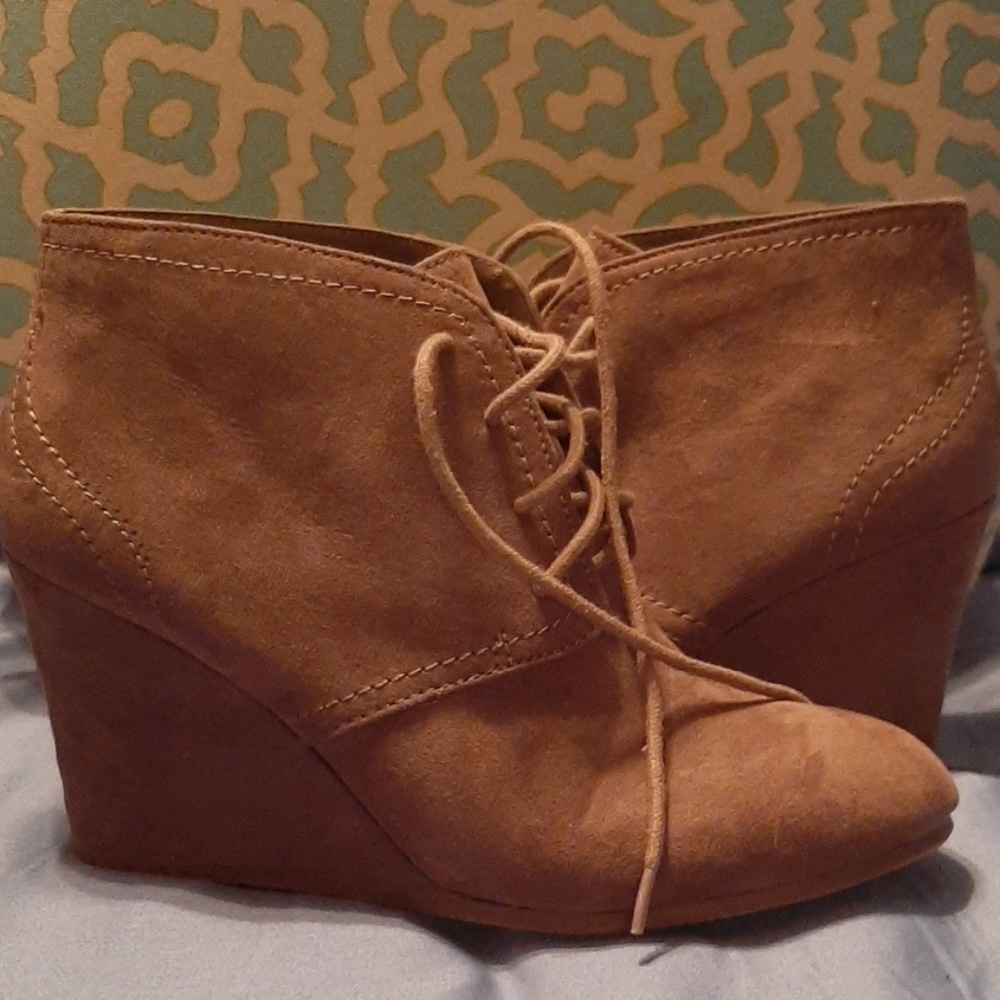 Wedge close to shoe
